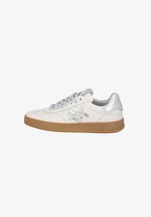 Zapatilla blanca con acentos plateados, parte superior texturizada, puntera redonda y suela de goma beige. Presenta un cierre de cordones y un diseño de marca en el costado.