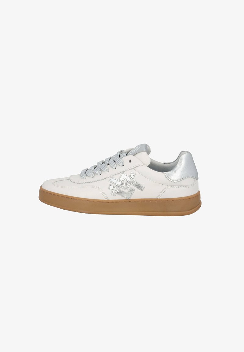 Weißer Sneaker mit silbernen Akzenten, strukturiertem Obermaterial, runder Zehenkappe und beigefarbener Gummisohle. Verfügt über eine Schnürverschluss und ein Marken-Design an der Seite.