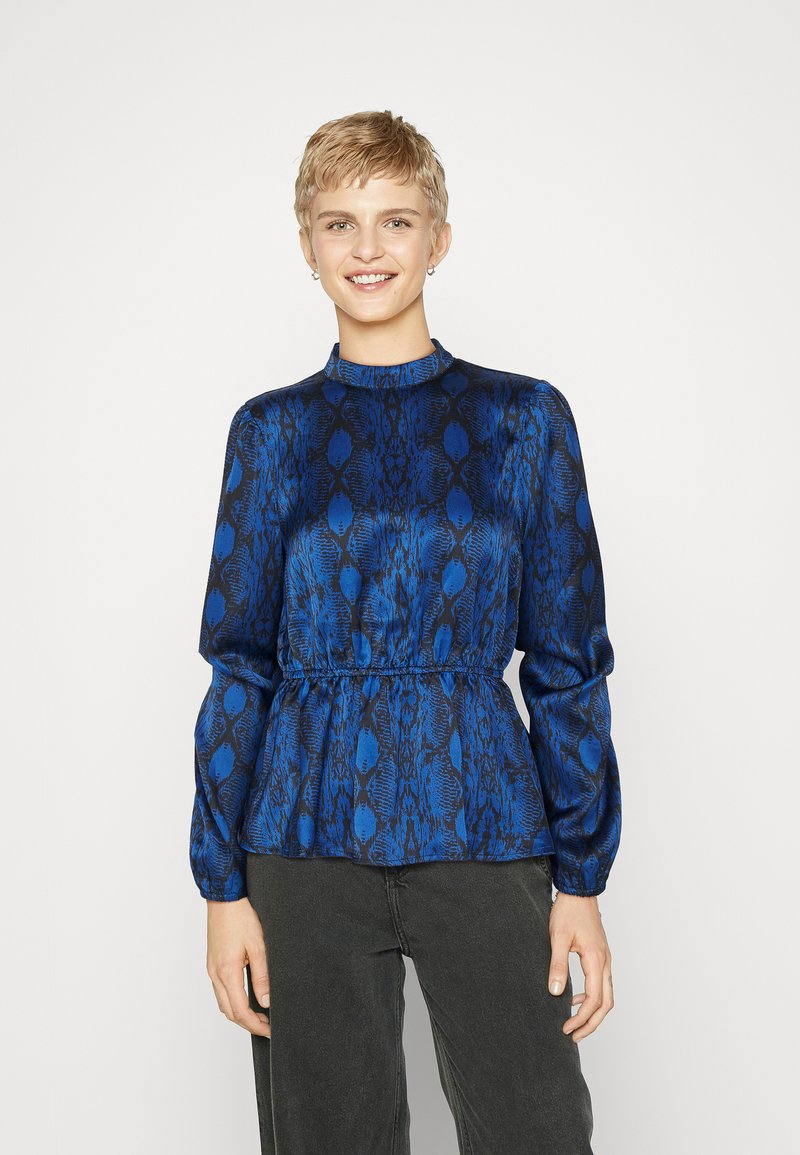 Blusa blu a fantasia con maniche lunghe, scollatura alta e vita elastica. Presenta una texture liscia e setosa e un intricato design a forma di serpente.