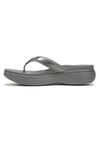 Grijze flip-flop met een gegolfde rubberen zool, dunne banden en een glad bovenwerk. Heeft een lichte wig voor extra hoogte.