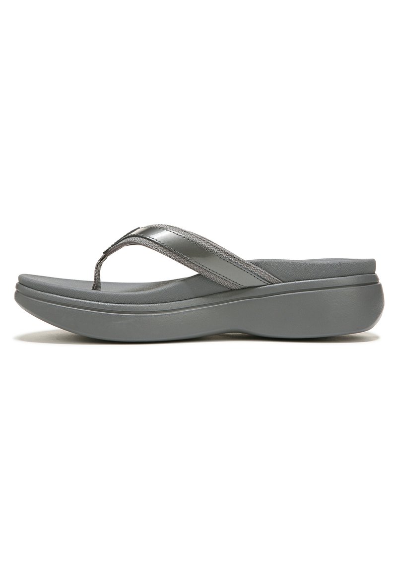 Grijze flip-flop met een gegolfde rubberen zool, dunne banden en een glad bovenwerk. Heeft een lichte wig voor extra hoogte.