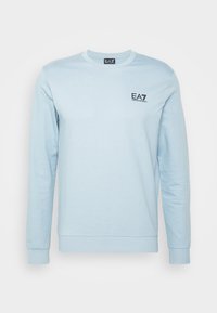 Ljusblå sweatshirt med långa ärmar och rund halsringning, ribbad mudd vid ärmarna och nederkant, med en liten svart "EA7 Emporio Armani"-logotyp på vänster bröst.