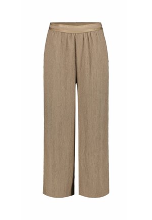 Pantalones marrón claro de pierna ancha con una tela texturizada y una cintura sólida de color dorado. Presentan un ajuste relajado y sin bolsillos visibles.