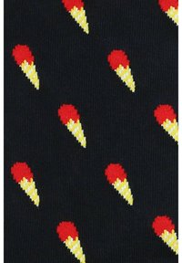 Czarna tkanina z małymi, powtarzającymi się wzorami lodów w rożkach z czerwonymi czubkami i żółtymi akcentami, tworząca zabawny wzór.