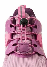 Scarpa sportiva rosa con tomaia in rete, lacci elastici con meccanismo di bloccaggio, dettagli in gomma e collare per il tallone imbottito.