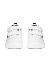 Valged nahast tennised mustade detailidega, millel on kaks reguleeritavat takjapaela ja mugavaks kandmiseks polsterdatud krae.