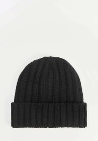 Czarna, prążkowana czapka beanie z podwiniętym mankietem. Materiał wygląda na teksturowany i gruby, zaprojektowany z myślą o ciepłu i komforcie.