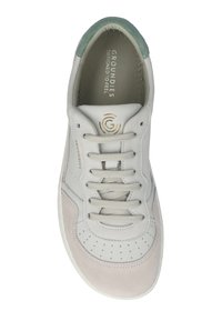 Sneaker bianca con materiali in camoscio e pelle, punta rotonda, dettaglio perforato sulla parte anteriore, design con lacci e accento di colore verde menta sul tallone.