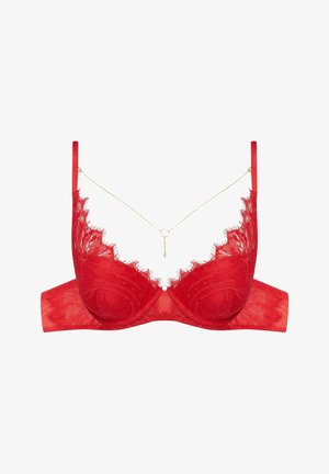 Czerwona koronkowa bielizna w kwiatowe wzory, bezszwowe miseczki, regulowane ramiączka oraz dekoracyjny złoty łańcuszek na środku.