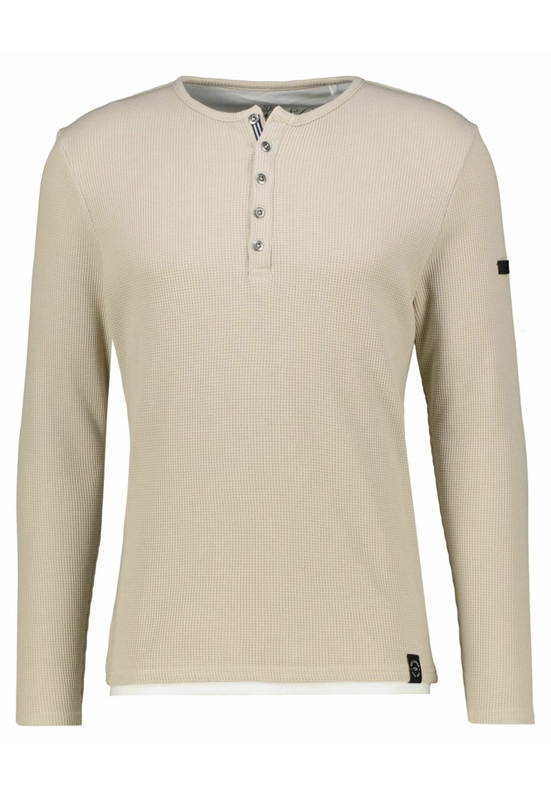 Maglietta henley beige a maniche lunghe con lavorazione a maglia testurizzata, patta con cinque bottoni e un'etichetta laterale. Presenta un colletto tondo e polsini a coste.