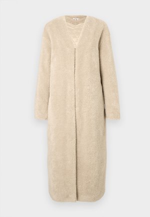 Manteau long beige en tissu pelucheux et texturé. Présente un col en V et une ouverture devant, avec des manches longues et une coupe droite.