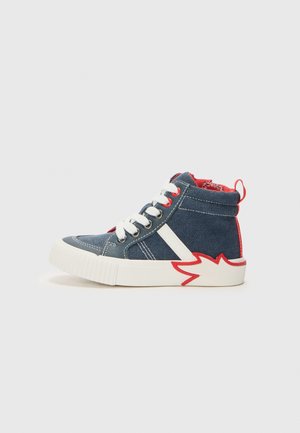 High-top sneaker van marineblauwe stof met witte veters, witte zijstreep, rood binnenwerk en witte zool met rood vlamdetail.