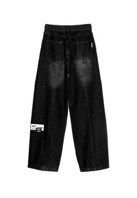 Pantalones vaqueros negros baggy con cinturilla elástica, dos bolsillos traseros y un detalle de etiqueta blanca en el costado.