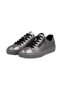 Sneaker metallizzati grigi con lacci neri e zip laterale. Punta arrotondata, suola in gomma testurizzata e dettaglio del logo sottile sul lato.