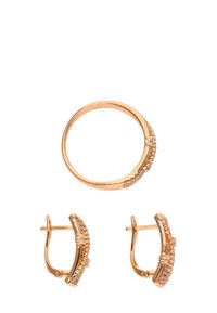 Aranyszínű gyűrű és fülbevalók, hajlított dizájnnal, az éleken apró, tiszta drágakövekkel díszítve. Sima fémes textúra.