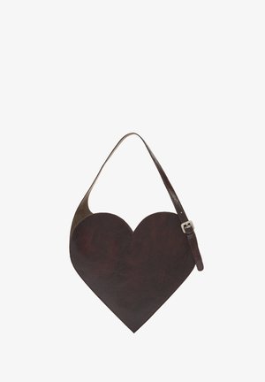 Ciemnobrązowa skórzana torebka w kształcie serca z krótkim paskiem wyposażonym w regulowaną srebrną klamrę na białym tle.