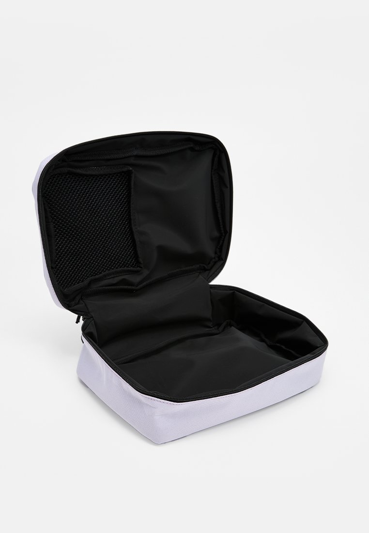 Reißverschlussaufbewahrungstasche mit weißem Äußeren und schwarzem Innenraum. Verfügt über eine Netz Tasche im Deckel, die für Organisation und Zugänglichkeit konzipiert ist.