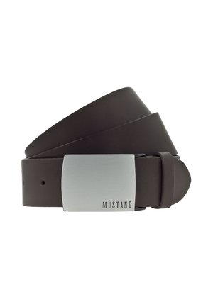 Ciemnobrązowy skórzany pasek z prostokątną, srebrną metalową sprzączką, na której jest wygrawerowane słowo „MUSTANG” na białym tle.