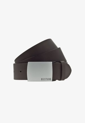 Ciemnobrązowy skórzany pasek z prostokątną, srebrną metalową sprzączką, na której jest wygrawerowane słowo „MUSTANG” na białym tle.