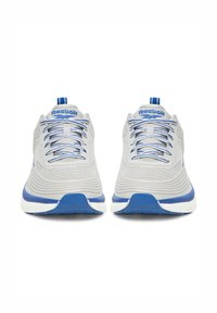 Adidași sport gri cu accente albastre, superior din plasă texturată, șireturi plate și talpă din cauciuc albastru. Fără branding vizibil pe laterale.