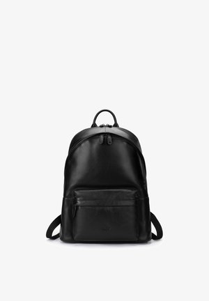 Schwarzer Leder-Rucksack mit Reißverschlusstasche vorne, oberen Griff, doppeltem Reißverschlussverschluss und verstellbaren Schultergurten vor weißem Hintergrund.