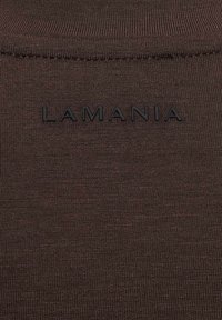 Brązowa, żeberkowana tkanina o gładkiej fakturze z wytłoczonym słowem "LAMANIA" na czarno na środku.