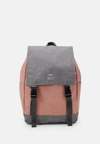 Mochila con tapa gris y cuerpo de color coral, con correas negras y un acabado de tela texturizada. Incluye el logo de la marca en la parte frontal.