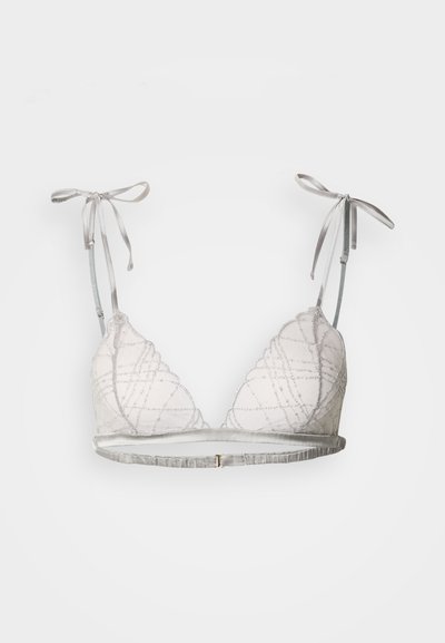 Bralette de satén en gris claro con ribete de encaje, que presenta un intrincado patrón acolchado, tirantes de cinta ajustables y una banda delgada con un cierre.