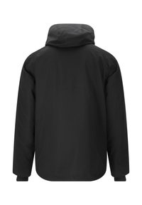 Mustat vedenpitävät takit, joissa on huppu, rento istuvuus ja pitkät hihat. Sileä pinta ilman näkyviä kuvioita tai metalliosia.