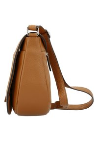 Leren schoudertas in tan met een gestructureerde afwerking, driehoekige vorm, verstelbare schouderband en zilverkleurige hardware accenten. Ritsdetail aan de zijkant.