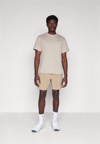 Nike Performance UNLIMITED - Spordišortsid - khaki/black