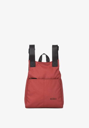 Sac fourre-tout en tissu rouge avec des bretelles noires. Comprend une poche avant et un logo en bas à droite. Forme structurée avec une texture lisse.