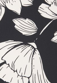Schwarzer Stoff mit einem weißen Blumendesign, das stilisierte Blätter und feine Linien zeigt und ein kontrastreiches Muster erzeugt. Weiche Textur.