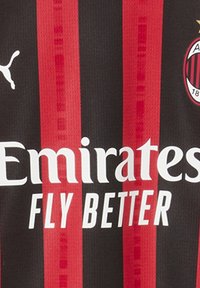 Maglia da calcio a strisce nere e rosse con logo bianco "Emirates FLY BETTER", con logo Puma bianco sul lato sinistro.
