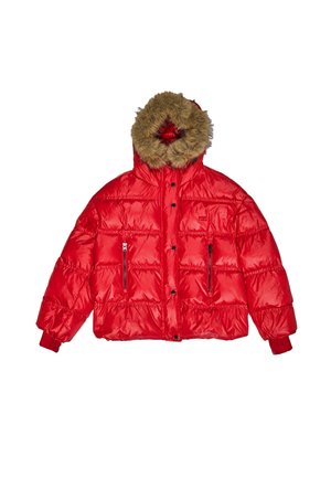 Chaqueta roja acolchada con capucha forrada de piel, bolsillos con cremallera, secciones acolchadas y puños elásticos. Acabado liso con textura brillante.