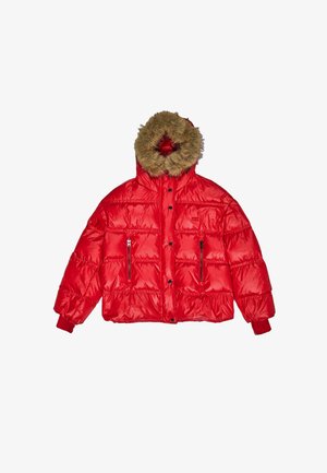 Chaqueta roja acolchada con capucha forrada de piel, bolsillos con cremallera, secciones acolchadas y puños elásticos. Acabado liso con textura brillante.