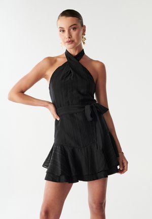 Czarna sukienka na halter z plisowaną fakturą, falbanką u dołu i paskiem w talii. Posiada dopasowaną górę i zwiewny dół.