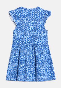 Μπλε αμάνικο φόρεμα με μικρό λευκό λουλουδένιο σχέδιο, στρογγυλή λαιμόκοψη και ζώνη στη μέση, εμφανιζόμενο από πίσω σε ανοιχτό φόντο.