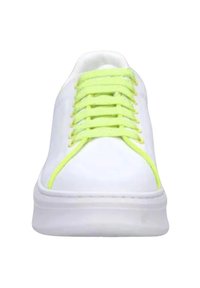 Sneaker bianco con superficie liscia, lacci giallo neon e dettagli lungo i lati. Suola imbottita con design della punta arrotondata.
