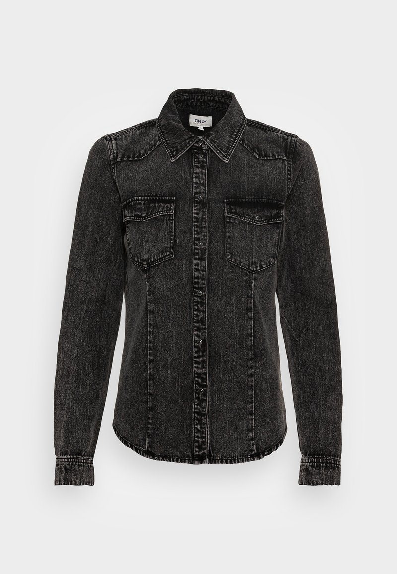 Chemise en denim noir à manches longues avec boutonnière devant, col, deux poches poitrine à rabats et détails de couture visibles.