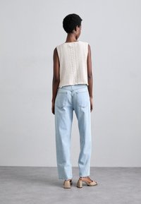 KNITID CABLED BUTTON VEST - Γιλέκο - calico