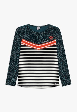 Chemise manches longues avec manches et haut de poitrine imprimé léopard turquoise, rayures horizontales noires et blanches, chevron rouge et texte « YOU GO GIRL » avec patch lèvres.