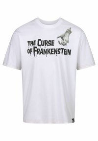 Bílý bavlněný tričko s grafickým potiskem ruky a textem "Kletba Frankensteina" v černých kapajících písmenech.