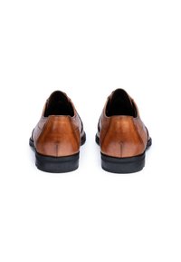 Bruine leren nette schoenen met een gladde afwerking, afgeronde neus, contrasterende zwarte rubberen zool en subtiele stikdetails op de hak.