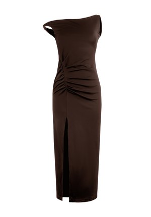 Abito marrone aderente con scollatura asimmetrica, texture arricciata su un lato e spacco alto fino thigh davanti. Tessuto liscio.