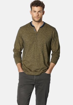 Langarm-Henley-Shirt in Olivgrün mit strukturiertem Stoff, drei Knöpfen am Hals und einem Kragenakzent in Marineblau.