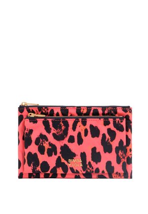 Dos bolsas con cremallera de un patrón de leopardo en rosa brillante y negro, con tiradores de cremallera en tono dorado y el logo "BIMBA Y LOLA" en la bolsa frontal.