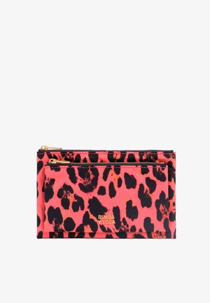 Dwa zapinane woreczki w jaskrawy różowy wzór w panterkę i czarnym kolorze, z zapięciami w kolorze złota oraz logo "BIMBA Y LOLA" na przednim woreczku.