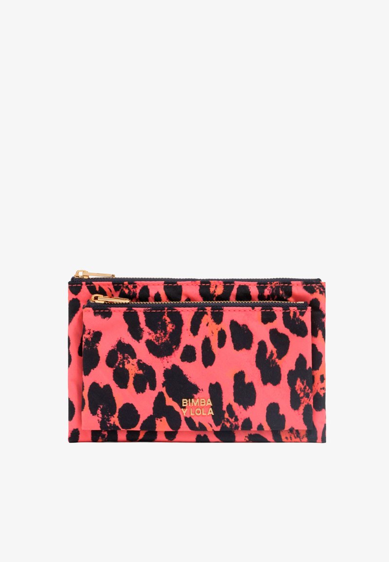 Divi iepakojumi ar spilgtu rozā un melnā leoparda rakstu, zeltainām rāvējslēdzēju rokturēm un "BIMBA Y LOLA" logotipu uz priekšējā iepakojuma.