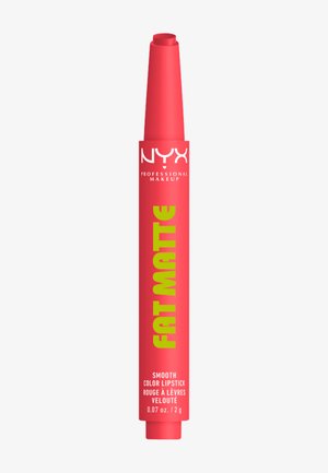 Rouge à lèvres NYX Professional Makeup Fat Matte couleur lisse en rouge corail vif avec embout pointu et détails du produit sur le tube.